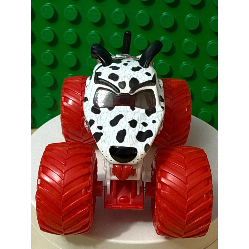 Monster Jam Monster Mutt Dalmatian 1:64 Die-Cast Truck White Red BKT Tires 2023